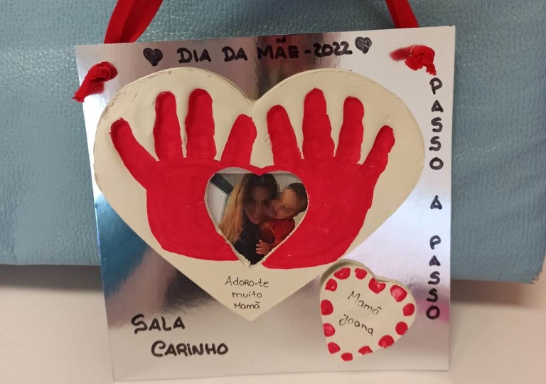 ABRIL NA SALA CARINHO